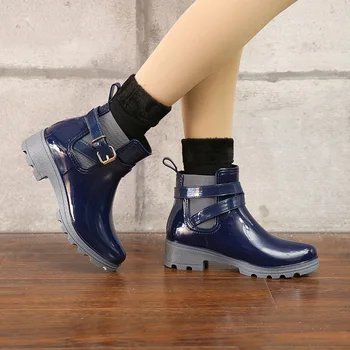 2020 kort rör blanka kvinnors stövlar dam elastisk PVC gummi skor U-formade vatten skor nya tillbehör regn stövlar i röret