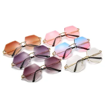 2020 Mode Design Garnityr Solglasögon för Kvinnor Vintage Sexiga Skära Objektiv Lutning Rund Metall solglasögon För Kvinnor UV400