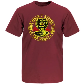 Cobra Kai T-Shirt Män Slå Först Slå Hårt Ingen Nåd Tshirt Skjortor Bomull Sommaren Topp Tshirts Korta Ärmar Tees Svart T-Shirt