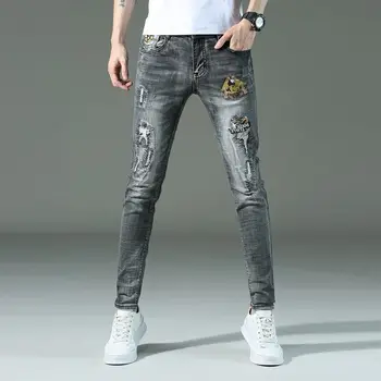 Grossist 2020 Mode trend ripped denim jeans för män slim elastiska fötter byxor för män varumärke tiggare byxor för män broderier byxor