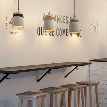 Industriell vintage hänge ljus matsal, restaurang och en bar använda loft hampa rep hängande lampa i grå betong taklampa
