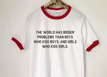 Skuggna världen har Större Problem Än Pojkar Som Kysser Killar och Tjejer Som Kysser Tjejer Ringer Större problem shirt Gay Pride