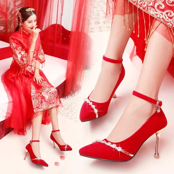 Nya röda högklackade skor pekade tunna högklackade skor bröllop röda skor koreansk skål mitten av krängt brudskor